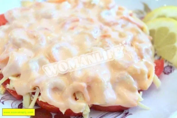 Салат з креветками, яйцями, сиром, помідорами