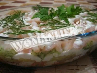 Морквяний салат з креветками та огірками
