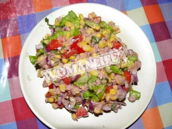 Рибний салат з кукурудзою, огірком і тунцем