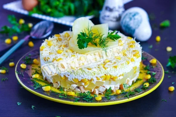 Класичний курячий салат з ананасами