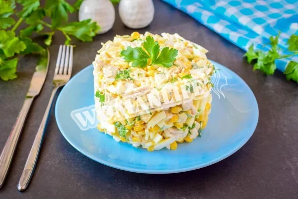 Салат з кукурудзою, яйцем і сиром