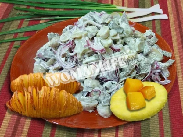 Салат зі свинини з маринованими грибами, ананасом і сиром