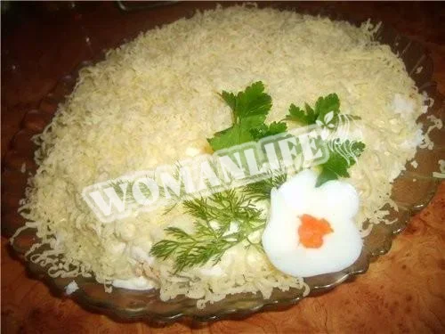 Салат з квасолею, сиром і куркою