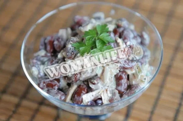 Салат з куркою, маринованими грибами, квасолею і майонезом