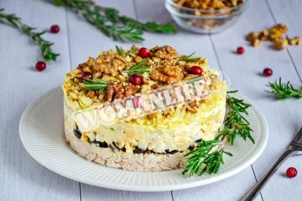 Салат з курки з чорносливом і волоськими горіхами