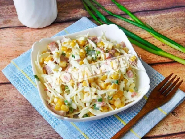 Салат з копченою ковбасою, кукурудзою та капустою