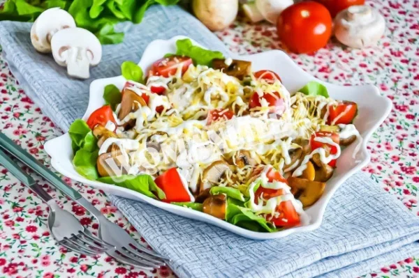 Салат з курячою грудкою і печерицями