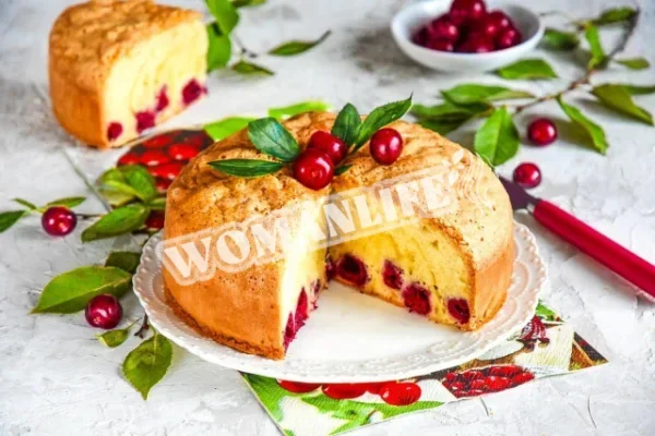 Вишнева шарлотка з вишнею в духовці