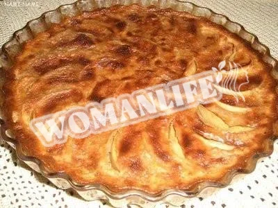 Ванільна шарлотка з яблуками та цедрою лимона