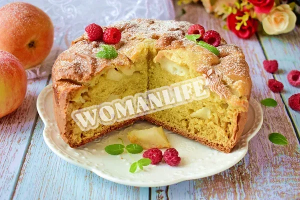 Пишна шарлотка з яблуками на кефірі в духовці