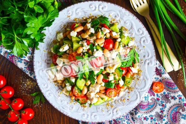 Салат з консервованою білою квасолею, огірком і куркою