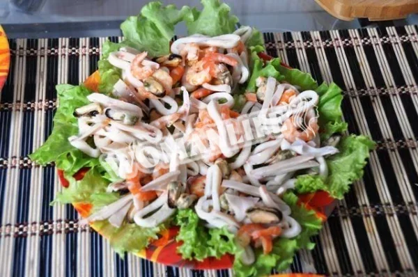 Теплий салат з морепродуктів з креветками і кальмарами