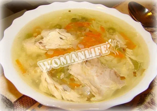 Смачний суп з куркою, селерою та вермішеллю