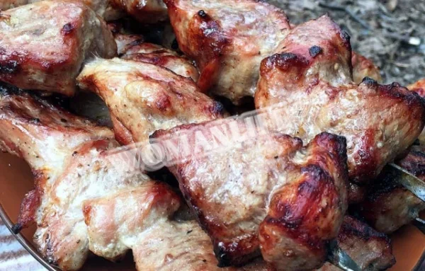 Шашлик зі свинячої шиї без маринаду на вугіллі