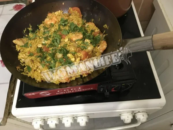 Тайський смажений рис з морепродуктами на сковороді вок