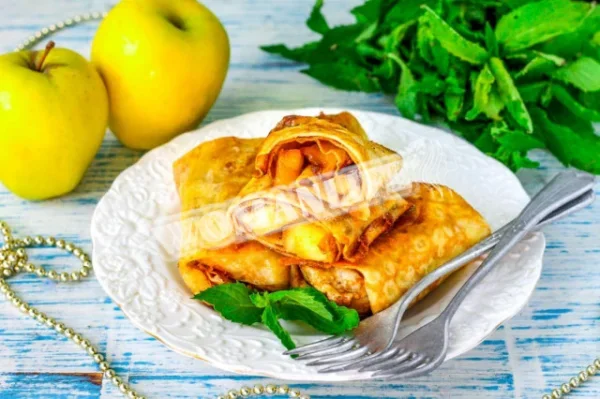 Млинці з яблуками всередині