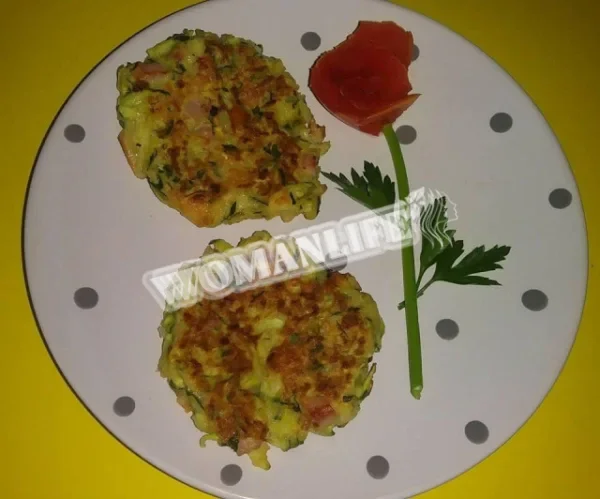 Кабачкові млинці з сиром і шинкою