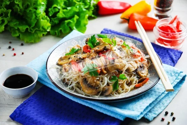 Фунчоза з куркою і грибами