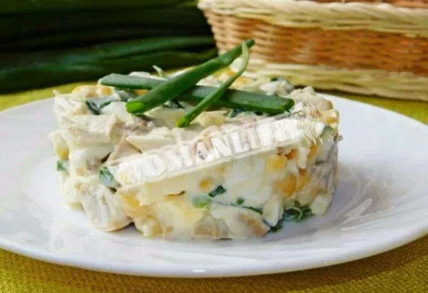 Салат з маринованими грибами і консервованою кукурудзою