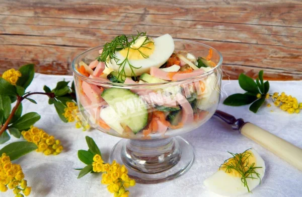 Салат з корейської моркви, ковбаси та маринованих огірків