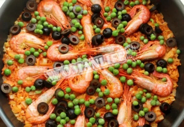 Паелья з помідорами, цибулею та креветками