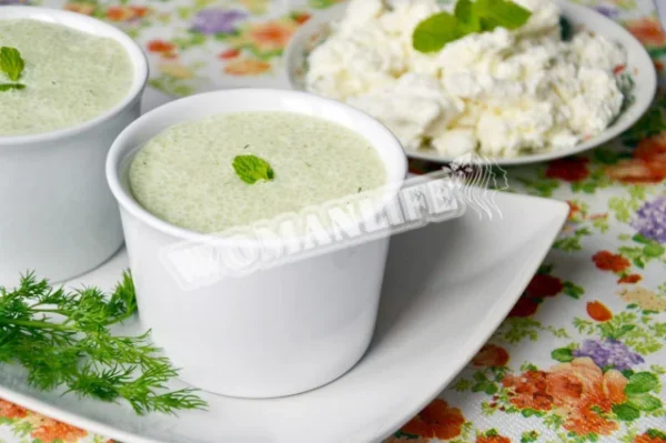 Дієтичний коктейль з огірками і зеленню