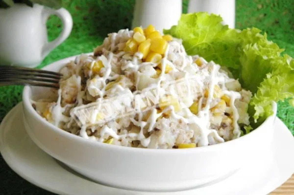 Салат з м'ясом криля і кукурудзою