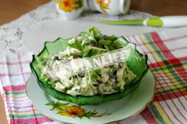 Салат з солоними маслюками і сиром
