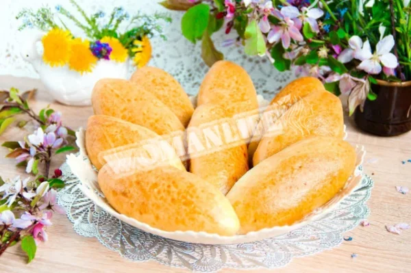 Пиріжки з рисом, зеленою цибулею і яйцями в духовці