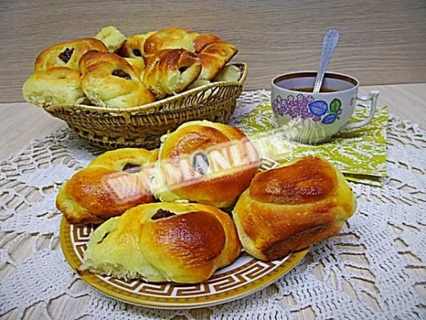Булочки з курагою з дріжджового тіста