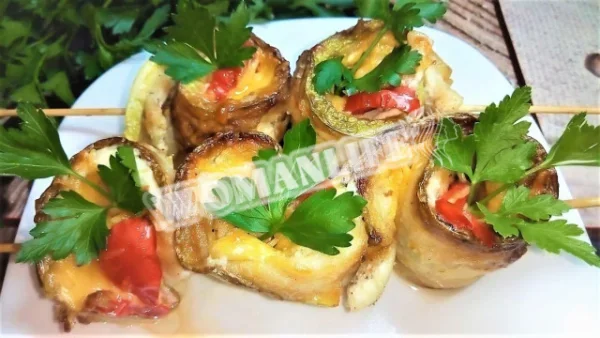 Рулетики з кабачків з куркою на шпажках