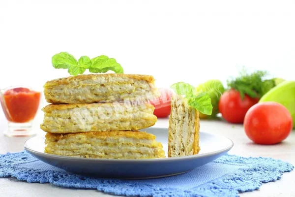 Вафельні коржі з фаршем в клярі на сковороді