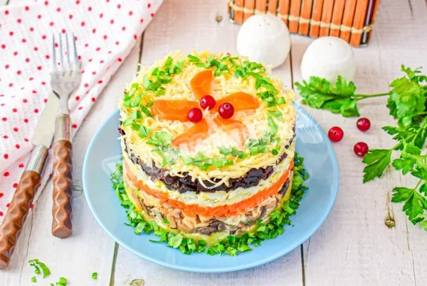 Салат з куркою, чорносливом і грибами