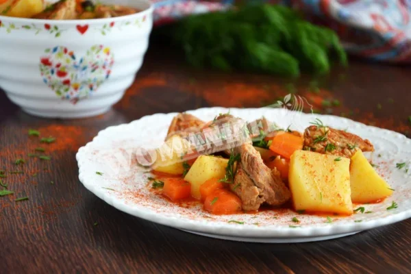Картопля з м'ясом, тушкована на сковороді