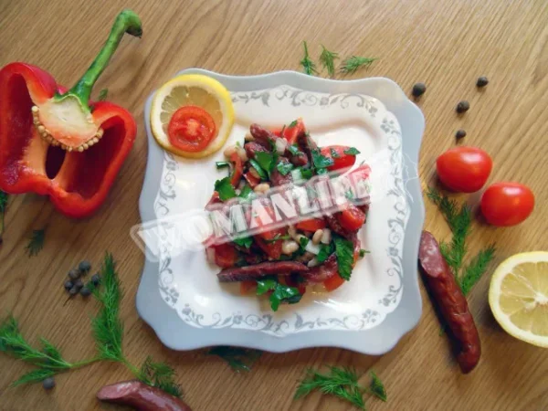 Салат з мисливськими ковбасками і квасолею