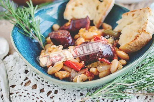 Квасоля з мисливськими ковбасками