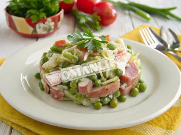 Салат з мисливськими ковбасками, картоплею та огірками