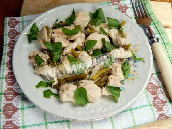 Струкова квасоля з куркою на сковороді
