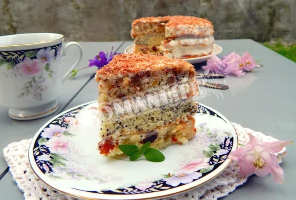 Пиріг з маком, родзинками та волоськими горіхами