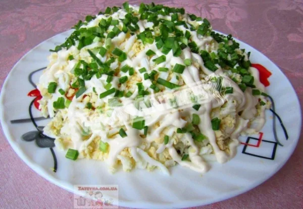 Багатошаровий салат зі шпротами і майонезом