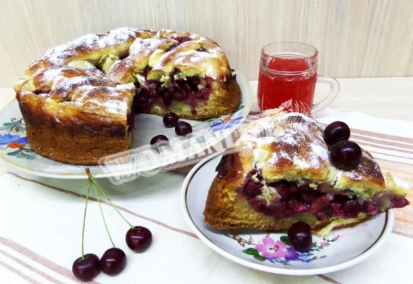 Простий дріжджовий пиріг з вишнею на маргарині