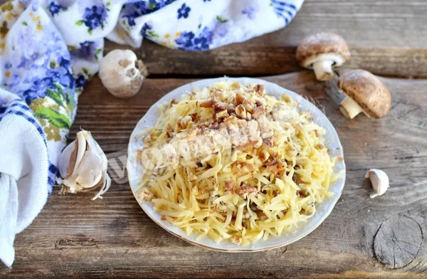 Салат з курки з грибами і волоськими горіхами