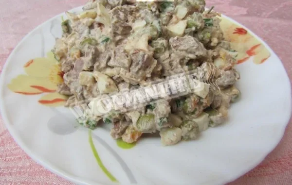 Ніжний салат з курячої печінки