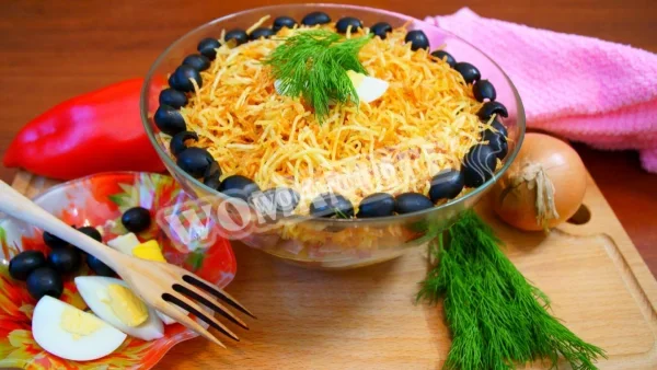 Салат зі смаженою картоплею смужками