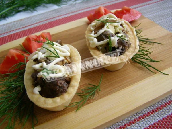 Білоруський салат з печінкою і грибами в тарталетках