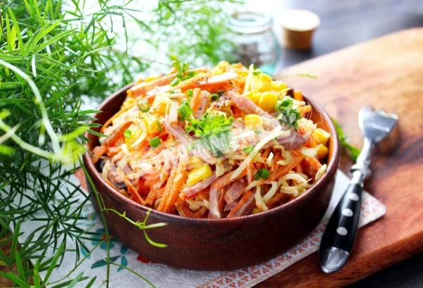 Салат з ковбасою, сиром і кукурудзою