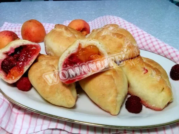 Дріжджові пироги з абрикосами та малиною