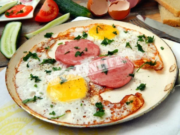 Яєчня з ковбасою на сковороді