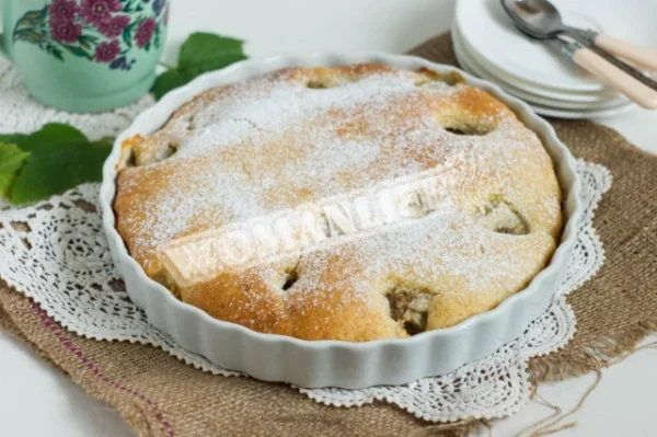 Шарлотка з яблуками і бананом