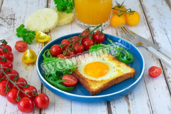 Яєчня в хлібі на сковороді